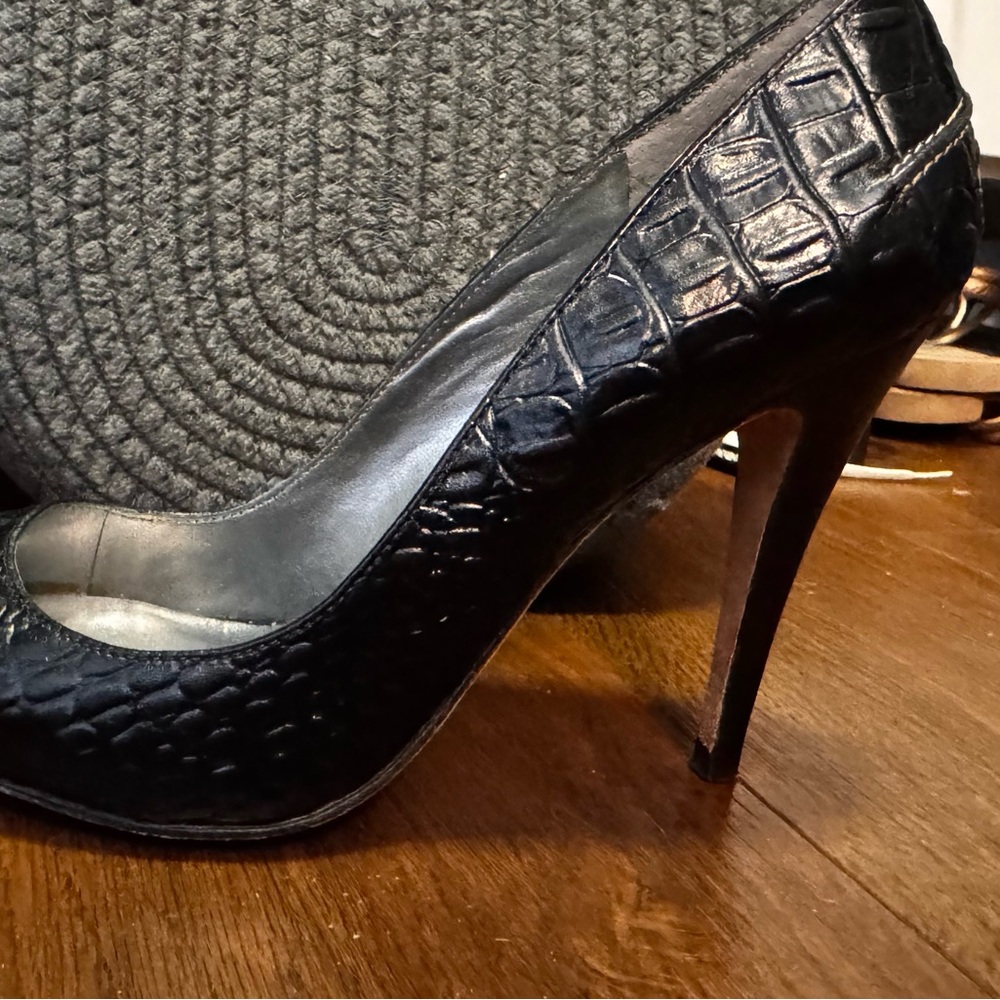 Elegant Black Crocodile Pattern Heels
